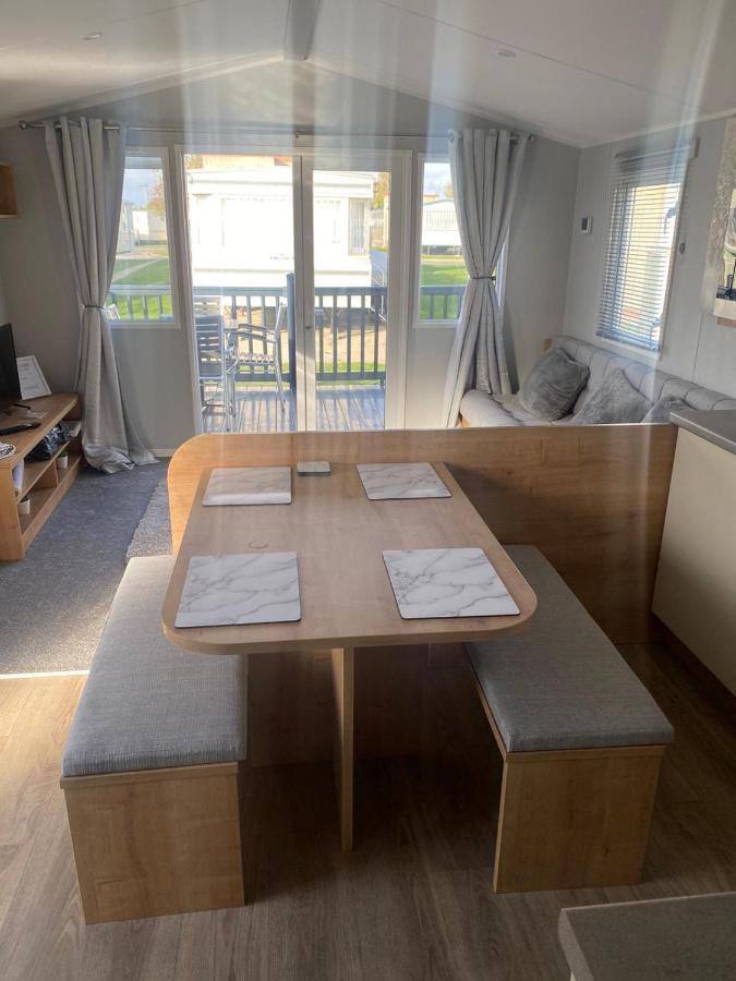 Modern 3 Bedroom Caravan Near The Beach Волтон-он-те-Нейз Екстер'єр фото