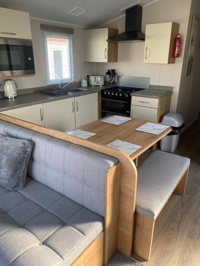 Modern 3 Bedroom Caravan Near The Beach Волтон-он-те-Нейз Екстер'єр фото