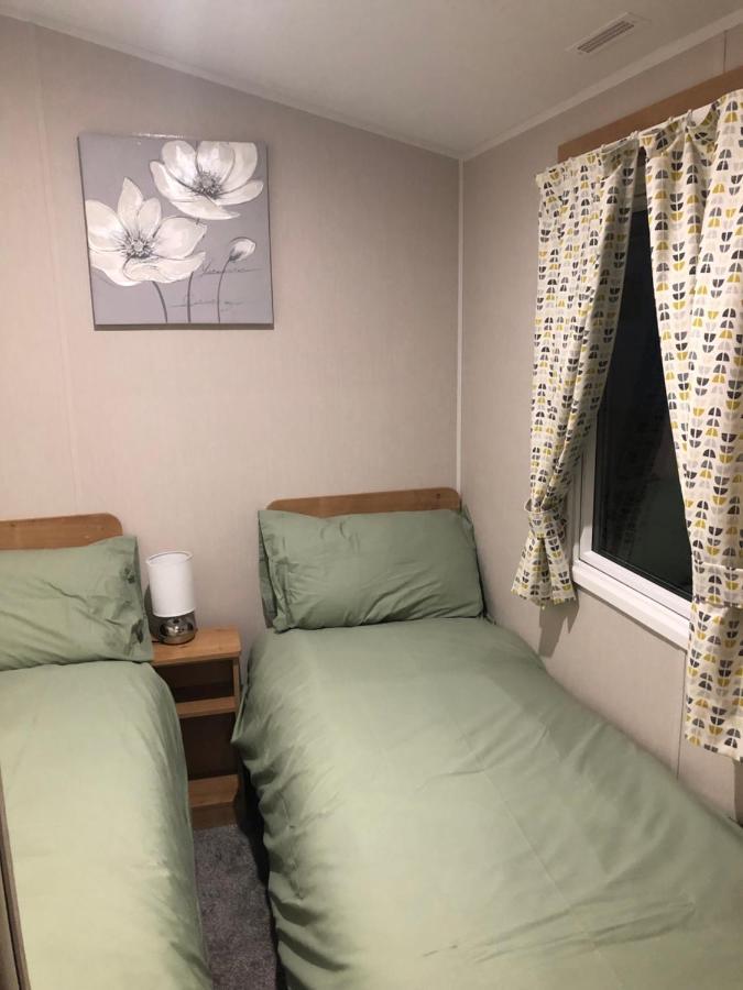 Modern 3 Bedroom Caravan Near The Beach Волтон-он-те-Нейз Екстер'єр фото